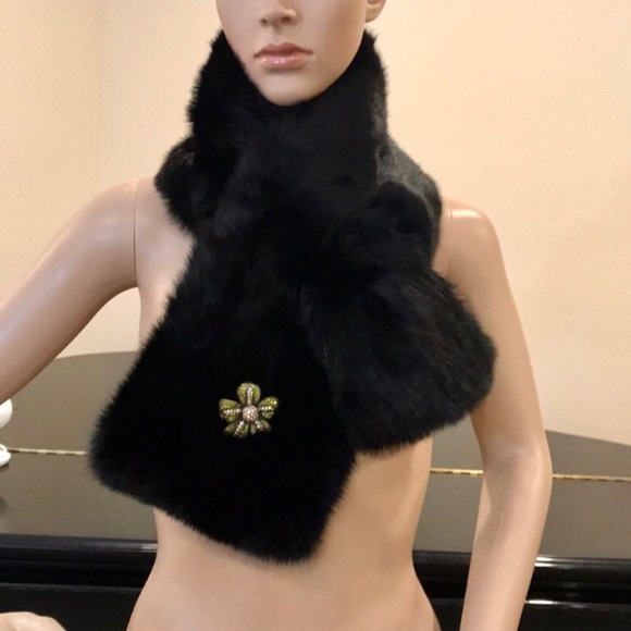 NWOT rabbit fur scarf w/detachable brooch - Picture 2 of 8